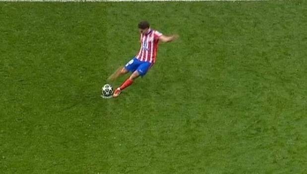 Por el penal de Julián Alvarez contra Real Madrid se cambió una regla en el fútbol