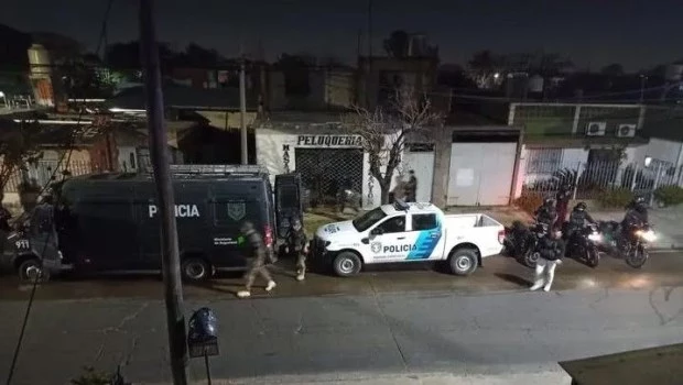 Un policía de la Ciudad mató a la novia de su ex mujer y se atrincheró en un gimnasio