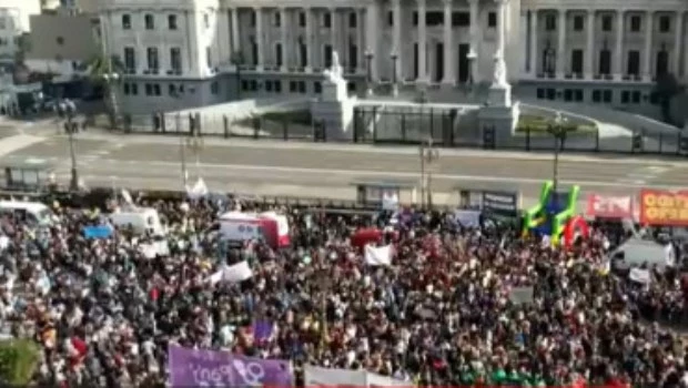 Marcha en el Congreso: el colectivo Ni Una Menos, artistas y científicos junto a jubilados