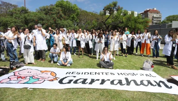 Los trabajadores del Garrahan denuncian amenazas del Gobierno y de las autoridades a los residentes 