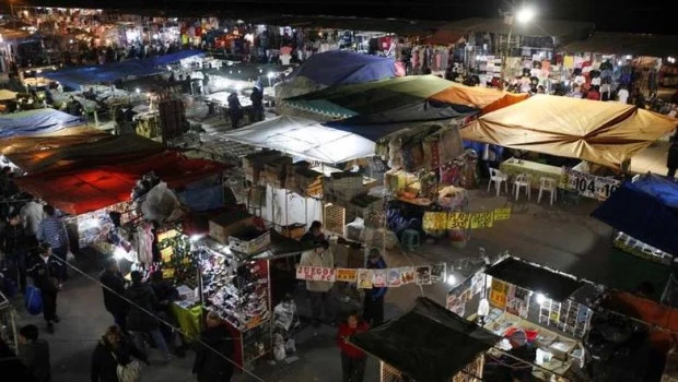 Feriantes de La Salada protestan en la Municipalidad de Lomas en espera de una definición