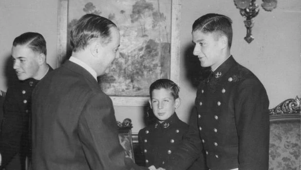 El presidente del Uruguay Luis Batlle Berres saluda a un grupo de cadetes del Liceo Naval en la sede del gobierno oriental en Montevideo.