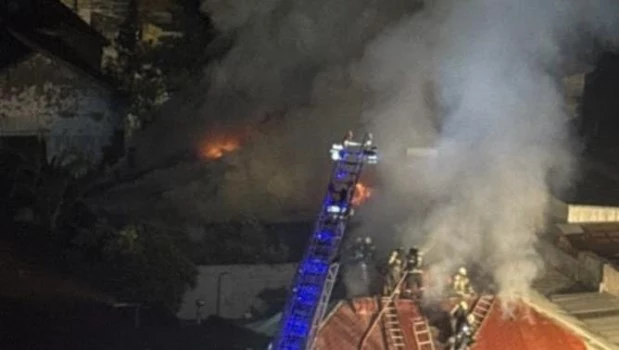 Incendio en una fábrica de plásticos en San Justo: evacuaron a los vecinos