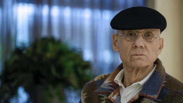 A los 77 años, James Ellroy sigue aferrado a su estilo brusco y torrencial de frases cortas y letales.