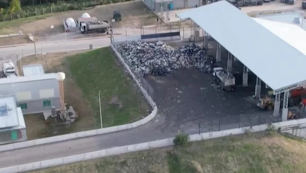 Denuncian que por el olor de un basural se descomponen alumnos de una escuela de Quilmes