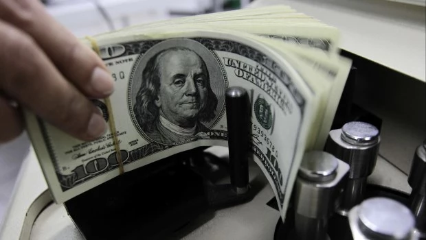 El dólar oficial bajó a $1.200 