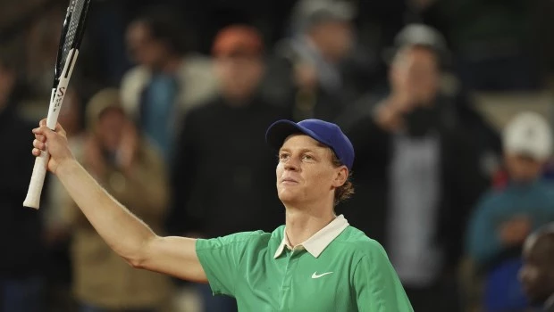 Sinner venció a Djokovic y se medirá con Alcaraz en la final de Roland Garros