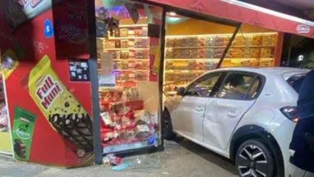 Accidente en el centro de La Plata: un auto terminó incrustado en un kiosco