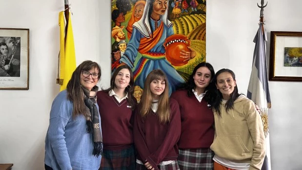 Rita Lourido, rectora del Instituto Madre de los Emigrantes, junto a las estudiantes Estefanía Yacono, Cielo Corín, Sofía Bulgubure y la profesora Adriana “Toti” Armengol.