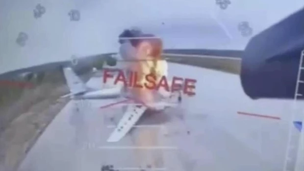 En esta imagen, extraída de un video publicado el pasado 1° de junio por una fuente del Servicio de Seguridad de Ucrania, se muestra un dron ucraniano atacando aviones rusos en territorio ruso.