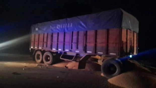 Un médico y su hijo de 9 años murieron tras chocar contra un acoplado en la ruta 88