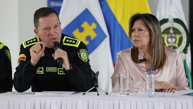 El director general de la policía Carlos Fernando Triana habla junto a la fiscal general Luz Adriana Camargo.
