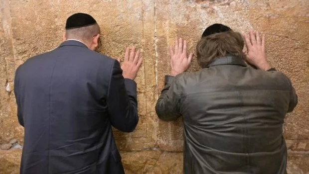 Milei llegó a Israel y fue a visitar el Muro de los Lamentos