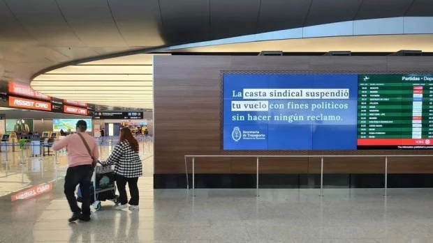 El Gobierno exhibió un cartel en Ezeiza contra la "casta sindical" por la cancelación de vuelos