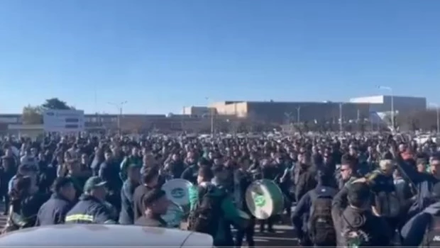 Gremios y agrupaciones kirchneristas cortan el tránsito sobre la Panamericana en apoyo a CFK