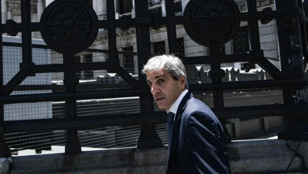 El ministro de Economía recordó que el Tesoro tiene un superávit de cerca de un billón de pesos por mes y eso permitiría comprar dólares sin nueva emisión de dinero.