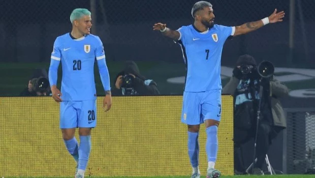 Uruguay derrotó a Venezuela y puso un pie en el Mundial