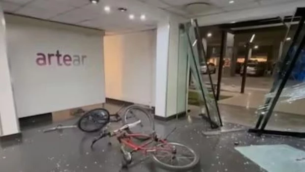 Manifestantes kirchneristas destrozaron las instalaciones de TN y Canal 13