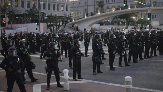 La alcaldesa de Los Ángeles declara el toque de queda y crece la tensión