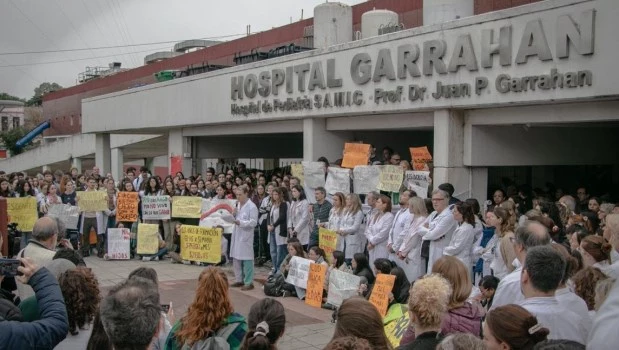 Trabajadores del Garrahan realizan una nueva marcha hacia Plaza de Mayo
