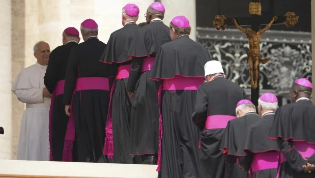 El papa León XIV se reúne con obispos durante su audiencia general semanal en la Plaza de San Pedro del Vaticano. (AP)