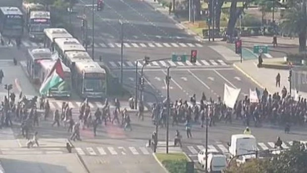Marchan hacia Plaza de Mayo.
