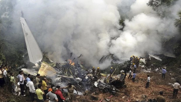 Tragedia en India: se estrelló un avión con 242 personas a bordo