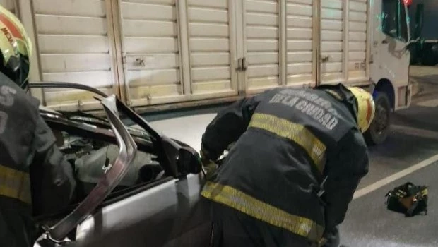 Un auto se incrustó en la parte trasera de un camión en Flores