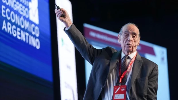 “Argentina podría bajar las retenciones, y después podría bajar débitos y créditos. Esto es lo que haría yo, pero ya lo adelantó Caputo”, sostuvo Ricardo Arriazu en su última disertación.