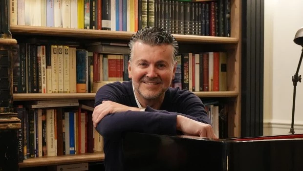 Hombre de múltiples facetas, Gener prefiere que lo llamen “abridor de puertas”.