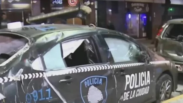 Un patrullero que perseguía a delincuentes chocó y volcó en San Telmo