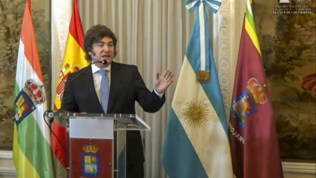 En Madrid, Milei recibió un premio y difundió su plan del “dólar colchón”