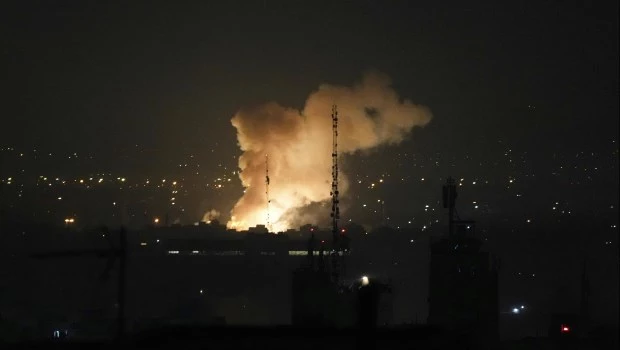 Israel mata a dos altos generales con su ataque a instalaciones nucleares iraníes y el régimen de Teherán responde con misiles