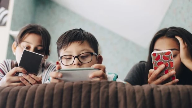 El exceso de pantallas en la infancia puede causar problemas emocionales y de conducta 