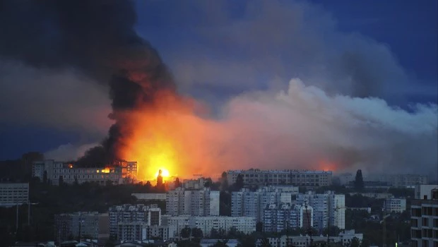 El fuego y el humo se elevan desde el lugar donde un misil ruso impactó una zona residencial en Járkov, Ucrania (7 de junio de 2025)