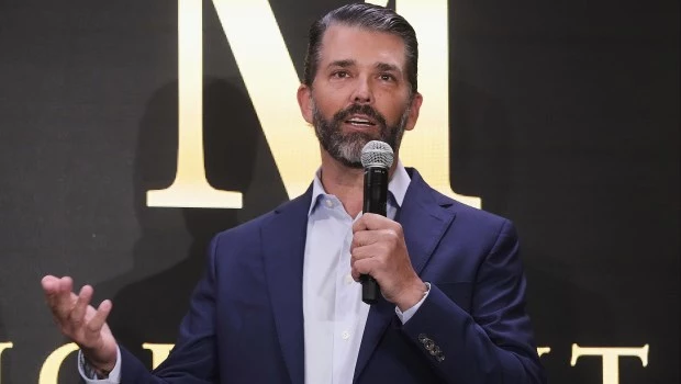 Donald Trump Jr. participa en el anuncio de Trump Mobile, en la Torre Trump de Nueva York. AP