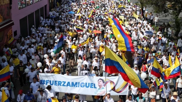 Una multitud marcha parMiguea condenar el intento de asesinato del senador opositor l Uribe Turbay, quien resultó herido el 15 de junio de en Cali. (AP)