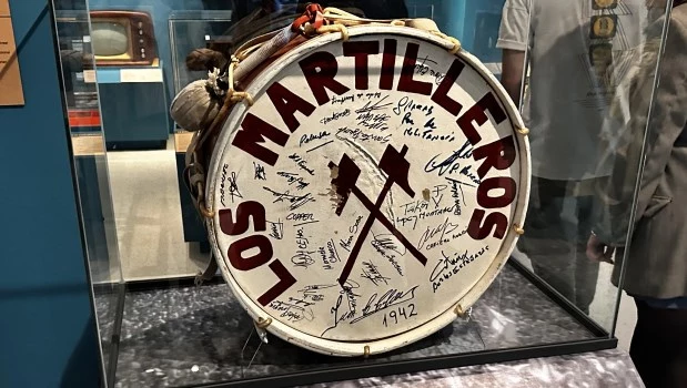 Uno de los objetos más valiosos de la muestra es el primer bombo peronista que fue utilizado en agosto de 1944 durante un acto del entonces vicepresidente Perón.