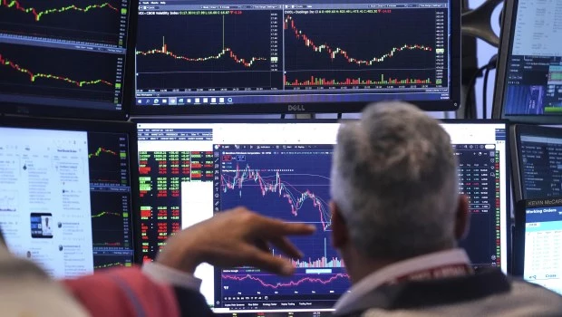 Un operador bursátil observa sus monitores mientras trabaja en el piso de remates de la Bolsa de Valores de Nueva York.