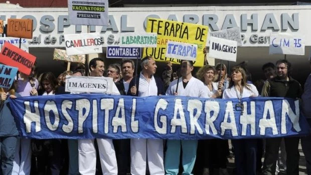 Trabajadores del Garrahan realizan un abrazo simbólico por el “vaciamiento de servicios esenciales”