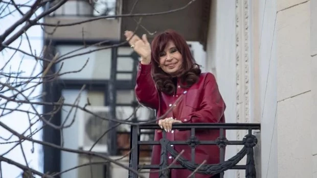 Cristina Kirchner pidió una aclaratoria para saber si puede salir al balcón a saludar