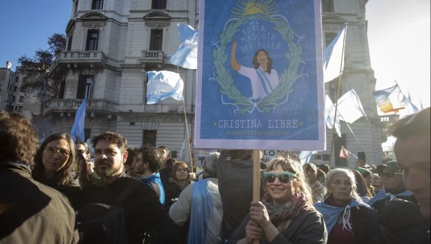 Entre el cielo y la tierra, las bombas que explotan acá y allá