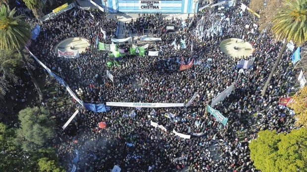 "Vamos a volver": Cristina Kirchner arengó a la militancia que fue a Plaza de Mayo y llamó a “organizarse”