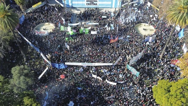 El Gobierno minimizó la concurrencia en la marcha en defensa de Cristina Kirchner: “Una cancha de Huracán”