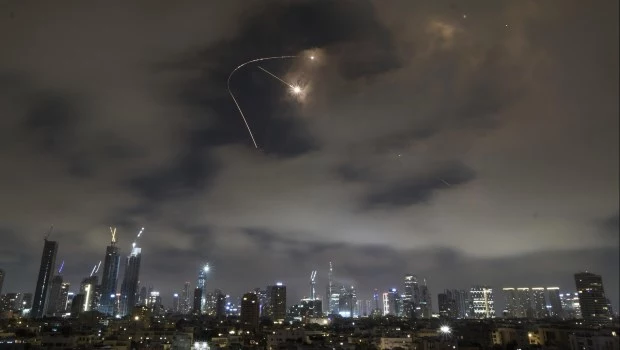 El sistema de defensa antiaérea israelí dispara para interceptar misiles durante un ataque iraní a Tel Aviv.