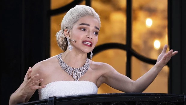 La actuación de la actriz de ‘Blancanieves’ se transmite en video dentro de la sala.