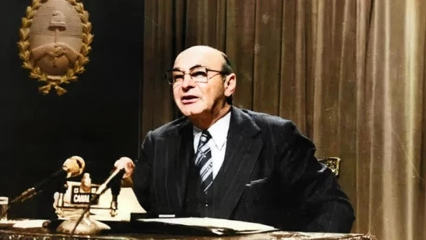 El ministro de Economía, Celestino Rodrigo, aplicó un severo plan de ajuste en junio de 1975. Las tarifas eléctricas aumentaron 75%; el combustible, 180%; y el transporte, 70%. Los salarios apenas subieron 45%.