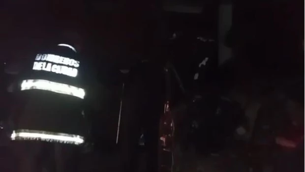 Grave choque en Flores dejó un barrio sin luz y un conductor hospitalizado