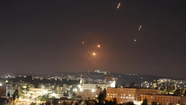 Israel intensifica sus ataques contra símbolos de poder de Irán, incluyendo una prisión