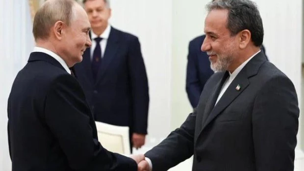 El ministro de relaciones exteriores iraní, Abás Araqchí, mantuvo una reunión con Vladimir Putin en Moscú.